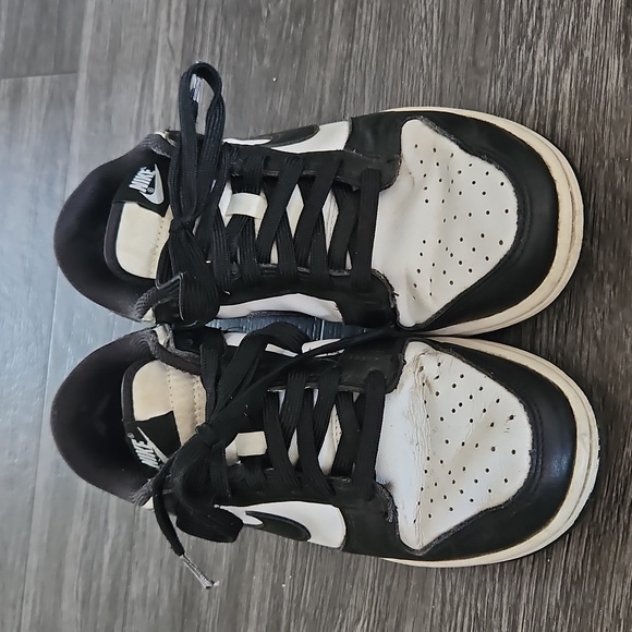 Nike Classic Black and White Low-Tops - Picture 2 of 6